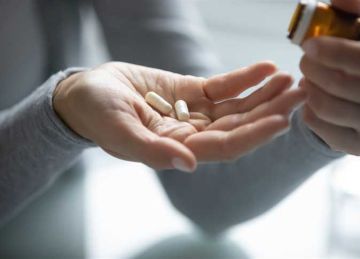 ماذا يحدث لجسمك عند الإفراط في تناول المسكنات؟.. 6 مخاطر تهدد صحتك