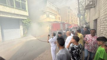 5 سيارات إطفاء بالموقع.. اللقطات الأولى من حريق عقار مصر الجديدة