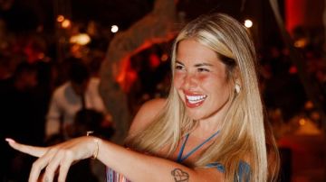 منة حسين فهمي تخطف الأنظار بإطلالة جريئة باللون الأزرق