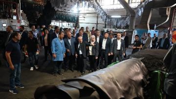 وزير الصناعة يفتتح مصنعا لإنتاج الزجاج الهندسي وتأسيس آخر للثلاجات.. ونواب: توجه من جانب الدولة لتشجيع الصناعات.. ونسعى إلى أن نصبح دولة منتجة ومصدرة وزير الصناعة يفتتح مصنعا لإنتاج الزجاج الهندسي وتأسيس آخر للثلاجات.. ونواب: توجه من جانب الدولة لتشجيع الصناعات.. ونسعى إلى أن نصبح دولة منتجة ومصدرة