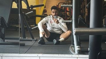 أكرم توفيق يستعرض لياقته البدنية من الجيم