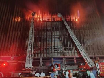 الأدلة الجنائية ترفع الآثار والأدلة من سنترال رمسيس لبيان سبب الحريق