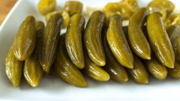 بأقل تكلفة.. أسهل طريقة لعمل مخلل الخيار في البيت