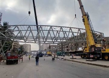 انتهاء تركيب جسم كوبري المشاة الجديد بـ محور العصار في شبرا الخيمة (صور)