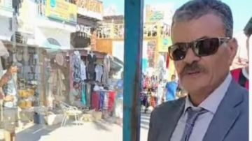 بائع الكشري الأنيق على ممشى دهب .. علي وزة يجذب السياح بشياكته وأناقته بائع الكشري الأنيق على ممشى دهب .. علي وزة يجذب السياح بشياكته وأناقته