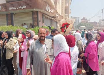 بالزغاريد والورود.. طلاب الثانوية العامة بالشرقية يعبرون عن فرحتهم بانتهاء امتحانات الثانوية العامة