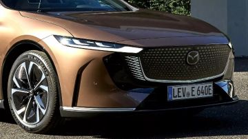 مازدا تفاجئ الأوروبيين بسيارة سيدان كهربائية جديدة.. شاهد
