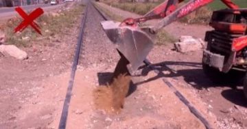 النقل تناشد المواطنين بعدم إقامة معابر غير شرعية حفاظا على الأرواح وسلامة حركة القطارات النقل تناشد المواطنين بعدم إقامة معابر غير شرعية حفاظا على الأرواح وسلامة حركة القطارات