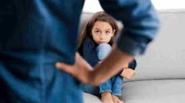 حين يتحول الحنان إلى سلاح نفسي صامت.. كيف تؤذي الأم النرجسية أبناءها؟