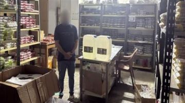 ضبط أحد الأشخاص بالقاهرة لإدارته مصنعا لإنتاج سائل أجهزة التدخين دون ترخيص