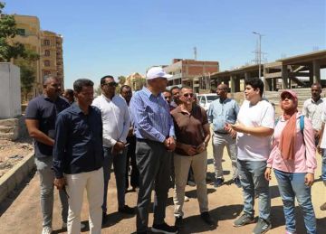 محافظ أسوان يتفقد المشروع الفني أرض من ذهب لتجميل طريق السادات