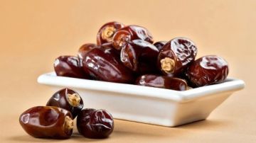 يعالج الديدان ويمنع السرطان.. فوائد خارقة لتناول التمر على الريق يعالج الديدان ويمنع السرطان.. فوائد خارقة لتناول التمر على الريق