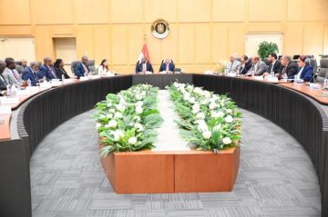 وزير الصناعة يبحث مع وزير التخطيط بالكونغو تدعيم التعاون في مجالات النقل المختلفة