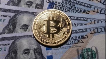 سعر بيتكوين يتجاوز 120 ألف دولار لأول مرة.. ما علاقة بوتين وترامب؟ (قصة كاملة)