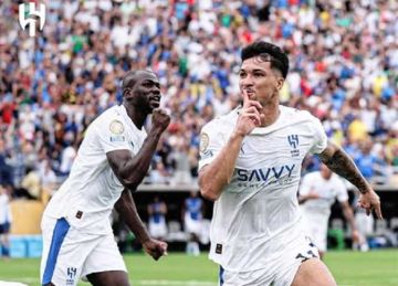 ليوناردو يسجل الهدف الأول لـ الهلال ضد فلومينينسي بـ كأس العالم للأندية (فيديو) ليوناردو يسجل الهدف الأول لـ الهلال ضد فلومينينسي بـ كأس العالم للأندية (فيديو)