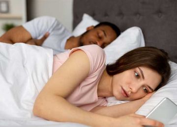  نفسي أعرف إن كانت بتخوني ولا لأ؟ .. 10 علامات تكشف خيانة الزوجة