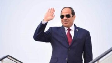 الرئيس السيسي يعود إلى أرض الوطن بعد مشاركته في قمة الاتحاد الأفريقي بمالابو