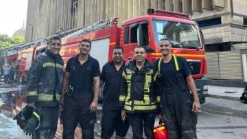 الأبطال..حسن الرداد يشكر رجال الدفاع المدني على إخماد حريق سنترال رمسيس الأبطال..حسن الرداد يشكر رجال الدفاع المدني على إخماد حريق سنترال رمسيس