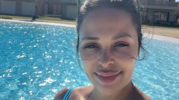 داليا البحيري تثير الجدل بإطلالة صيفية من أمام حمام السباحة