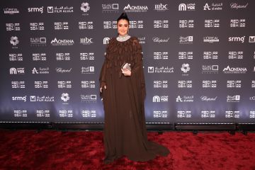 إطلالة غير مألوفة لغادة عبد الرازق في عرض فيلمها الجديد تثير الجدل