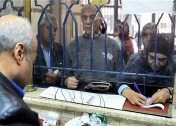 احسب قبضك بعد الزيادة الجديدة.. زحام على ماكينات الصرف الآلى فى الإسكندرية لصرف معاش يوليو