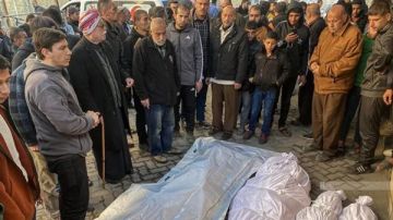 استشهاد 12 فلسطينيا وإصابة 100 في استهداف إسرائيلي خلال انتظارهم للمساعدات بخان يونس