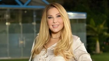 بإطلالة شبابية .. نادية الجندي تخطف الأنظار فوق سيارة حمراء