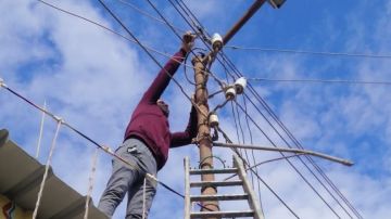 بعد سرقة الأسلاك في واقعة أثارت استياء المواطنين .. إعادة توصيل أعمدة الإنارة على محور وكوبري بديل خزان أسوان