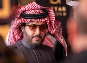  آخر العباقرة .. تركي آل الشيخ يمدح مدحت شلبي بعد مباراة الهلال والسيتي