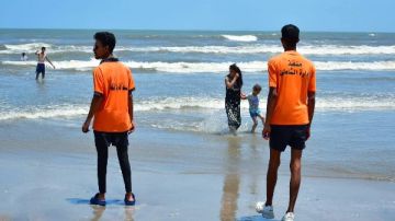 مصيف بورسعيد.. توافر الأعداد الكافية من المنقذين المؤهلين بطول الشاطئ