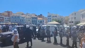 مظاهرات غاضبة في جزيرة كريت مع وصول سفينة تقل سياحا إسرائيليين شاهد