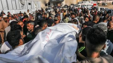 مصائد الموت في غزة.. ذهبوا للحصول على الدقيق وعادت الأم في كفن أبيض مصائد الموت في غزة.. ذهبوا للحصول على الدقيق وعادت الأم في كفن أبيض