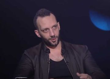 أمير مرتضى: مدرب الزمالك السابق ادعى المرض واقتراب موته.. وبعد مواجهته قال كنت بحفزهم أمير مرتضى: مدرب الزمالك السابق ادعى المرض واقتراب موته.. وبعد مواجهته قال كنت بحفزهم