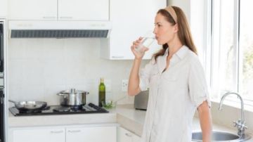 احذر الشرب واقفا.. 5 أضرار خفية يكشفها خبراء الصحة حول العالم