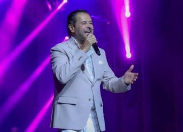 بعد منعه من الغناء بمصر بسبب قبلة .. مشاهير ومؤثرين يدعمون راغب علامة: بنشوف أشد على المسرح