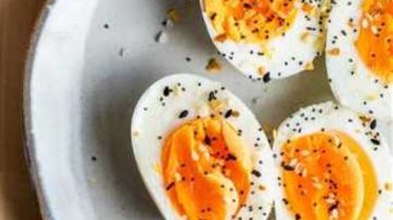 ماذا يحدث لجسمك عند تناول البيض المسلوق يوميا؟