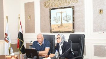 محافظ الوادي الجديد يبحث آليات عمل منظومة ميكنة صندوق استصلاح الأراضي