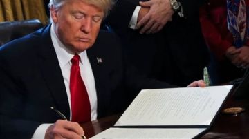 أمر تنفيذي لـ ترامب برفع العقوبات عن سوريا في محاولة لدعم حكومة الشرع أمر تنفيذي لـ ترامب برفع العقوبات عن سوريا في محاولة لدعم حكومة الشرع