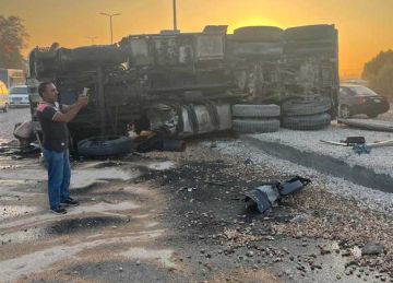 إصابة سائق في انقلاب سيارة نقل بالصحراوي الشرقي بفي سوهاج