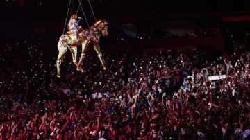 بعد عطل في المسرح.. بيونسيه تستبدل السيارة الطائرة بحصان ذهبي في جولة كاوبوي كارتر شاهد