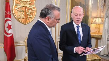 طفل يأكل الرمل.. الرئيس التونسي يعرض صورا لأطفال غزة على مستشار ترامب شاهد طفل يأكل الرمل.. الرئيس التونسي يعرض صورا لأطفال غزة على مستشار ترامب شاهد