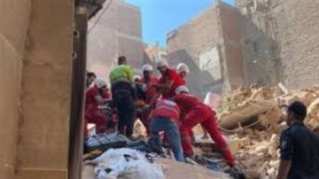 إخلاء أسرة كاملة محتجزة داخل عقار شبرا المنهار