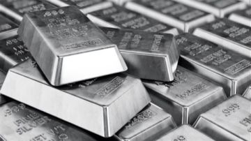 الفضة تتألق كملاذ آمن وسط ضعف الدولار وتزايد المخاطر العالمية