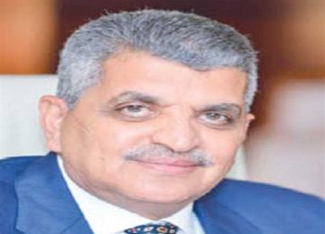 رئيس قناة السويس يبحث مع السفير الإيفواري التعاون في تطوير الموانئ والتدريب