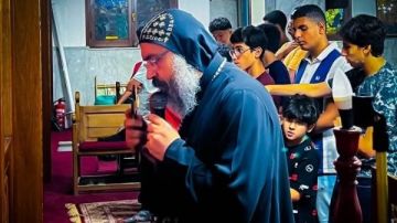 نيافة الأنبا أكسيوس يصلي التسبحة التعليمية للأطفال