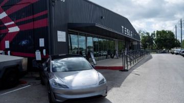 فشل روبوتات تسلا في أول تجربة قيادة ذاتية للسيارات فشل روبوتات تسلا في أول تجربة قيادة ذاتية للسيارات