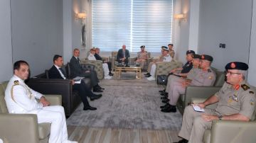 وزير الدفاع والإنتاج يلتقى نظيره الإيطالي لبحث التعاون العسكري المشترك وزير الدفاع والإنتاج يلتقى نظيره الإيطالي لبحث التعاون العسكري المشترك