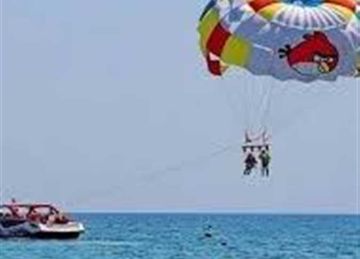 أصيب بكسر في الجمجمة والطرفين السفليين.. سقوط شخص من باراشوت بإحدى قرى الساحل الشمالي
