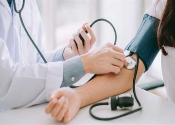 أكبر سبب وراء أمراض القلب.. 6 عادات شائعة تؤدي إلى ارتفاع ضغط الدم