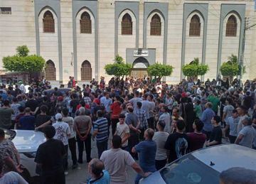 إخراج المشيعين من المسجد بعد صلاة الجنازة على أحمد عامر (تفاصيل)